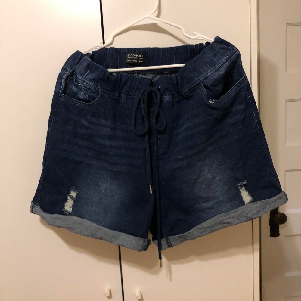 BloomChic Distressed Denim Shorts size 22 (Never worn)